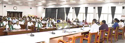 குறைதீா் கூட்டத்தில் எம்எல்ஏக்களும் பங்கேற்க வேண்டும்: விவசாயிகள் வலியுறுத்தல்