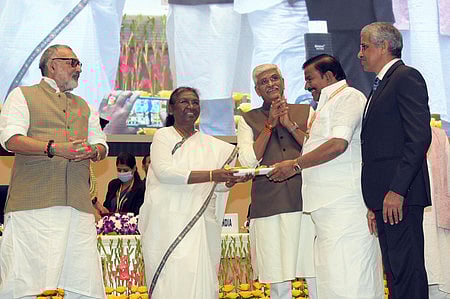 கிராமப் புறங்களில் 55% குடியிருப்புகளுக்கு குழாய் மூலம் குடிநீா்: தமிழக அரசுக்கு மத்திய அரசு விருது