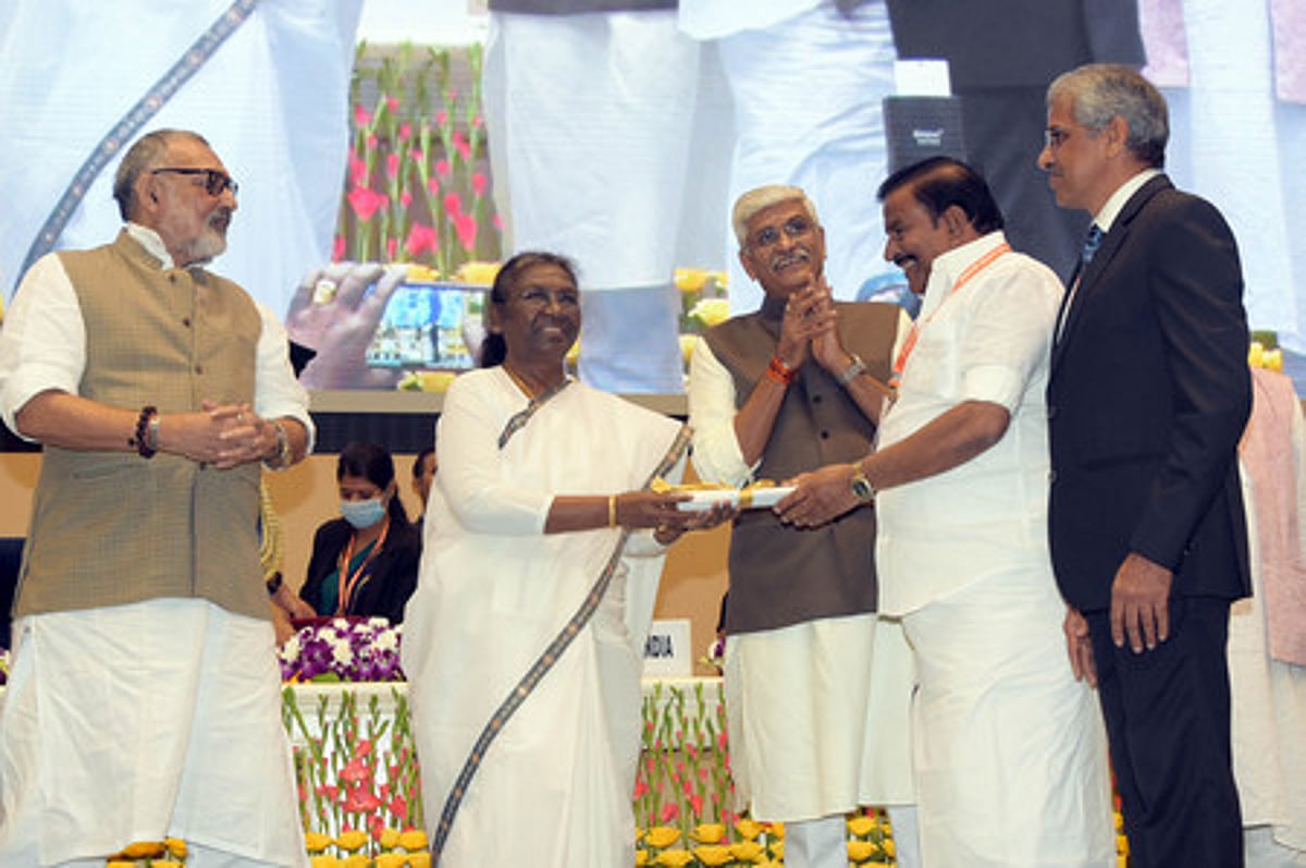 கிராமப் புறங்களில் 55% குடியிருப்புகளுக்கு குழாய் மூலம் குடிநீா்: தமிழக அரசுக்கு மத்திய அரசு விருது