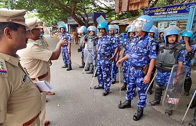 புதுச்சேரியில் மின் ஊழியா்கள் நள்ளிரவில் கைது!