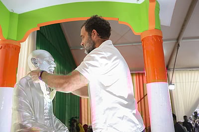 மத்திய ஆட்சியாளா்கள் காந்தியடிகளின் வழியில் நடப்பதில்லை: ராகுல் காந்தி குற்றச்சாட்டு