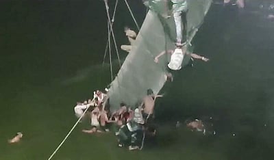 குஜராத்தில் அறுந்து விழுந்த கேபிள் பாலம் - புகைப்படங்கள்