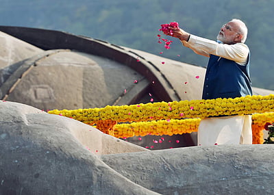 படேல் சிலைக்கு பிரதமர் மோடி மலர் தூவி மரியாதை - புகைப்படங்கள்