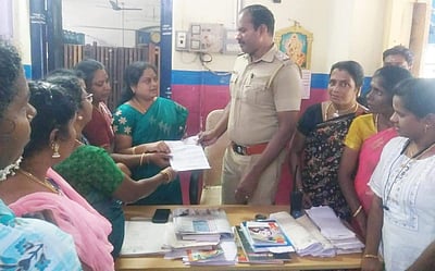 நடிகை குஷ்பு மீது அவதூறு: மன்னார்குடி காவல்நிலையத்தில் பாஜக மகளிரணி புகார்