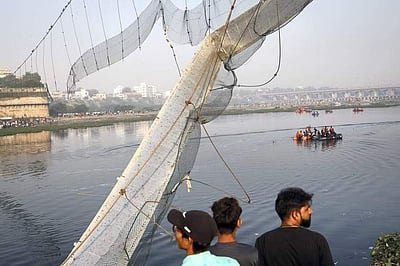 குஜராத் தொங்கு பாலம் விபத்து: பாஜக எம்பியின் உறவினர்கள் 12 பேர் பலி