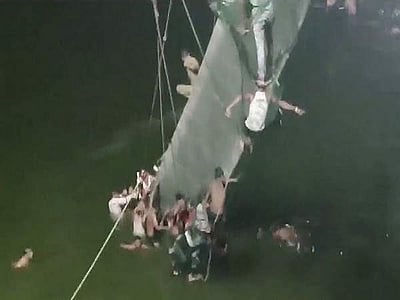 குஜராத் தொங்கு பாலம் விபத்தில் 4 வயது சிறுவன் உயிருடன் மீட்பு: பெற்றோர்கள் பலி