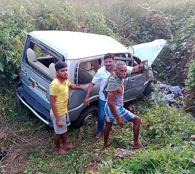 வாழப்பாடி அருகே கார் கவிழ்ந்து விபத்து:  6 பேர் படுகாயம்