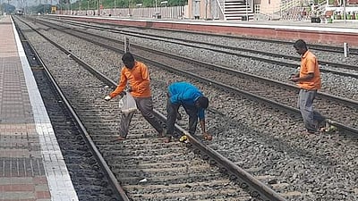 விபத்துகள் நடக்கக் கூடாது! தண்டவாளத்திற்கு பூஜை செய்து வழிபட்ட ஊழியர்கள்