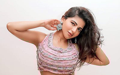 சொக்கவைக்கும் அழகில் ஐஸ்வரியா மேனன் - புகைப்படங்கள்