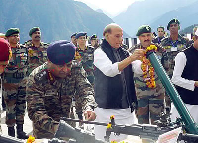 சாஸ்திர பூஜை கொண்டாடிய ராஜநாத் சிங் - புகைப்படங்கள்