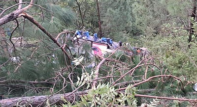 திருமணத்தில் இருந்து திரும்பிய பேருந்து விபத்து: 25 பேர் பலி