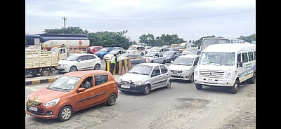 முடிந்தது விடுமுறை: பரனூர் சுங்கச்சாவடி அருகே போக்குவரத்து நெரிசல்