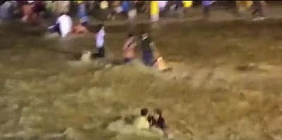 மேற்கு வங்கத்தில் சோகம்... துர்கா பூஜையின்போது திடீர் வெள்ளத்தில் சிக்கி 8 பேர் பலி!