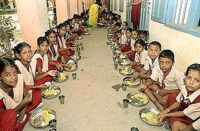 பள்ளி சத்துணவு மையங்களை கடன் வாங்கி நடத்தும் ஊழியா்கள்