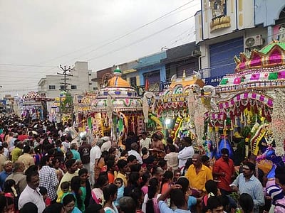 கிருஷ்ணகிரியில் நவராத்திரி திருவிழா... 9 கோயில்களின் சப்பரங்கள் அணிவகுப்பு..!