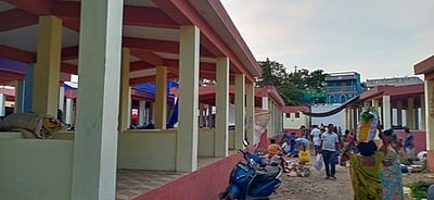 வாரச்சந்தையைத் திறந்தும் வைகை ஆற்றுக்குள் வியாபாரிகள் கடை விரிப்பு: மானாமதுரையில் அவலம்