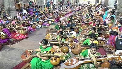 மதுரை மீனாட்சி அம்மன் கோயிலில் நவராத்திரி உற்சவ விழா:  108 வீணை இசை வழிபாடு!