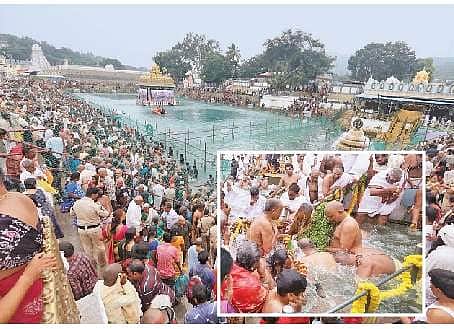 திருமலையில் பிரம்மோற்சவம் நிறைவு: பலத்த மழையிலும் தீா்த்தவாரி