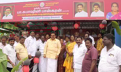 நவீன பேருந்து நிழற்குடை: எம்எல்ஏ திறந்து வைத்தாா்