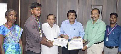 தடகளப் போட்டியில் சிறப்பிடம்: கல்லூரி மாணவருக்குப்  பாராட்டு