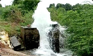 திருப்பத்தூா் அருகே குடிநீா் குழாயில் உடைப்பு