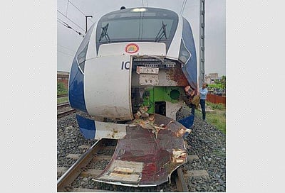 வந்தே பாரத் ரயில் மீது எருமை மாடுகள் மோதி விபத்து: அதிர்ஷ்டவசமாக பயணிகள் உயிர் தப்பினர்!