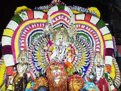 தசரா திருவிழா நிறைவு: கொட்டும் மழையிலும்அலங்கார வாகனங்களில் உற்சவா்கள் வீதியுலா