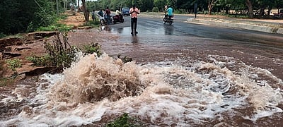 குஜிலியம்பாறை அருகே குழாய் உடைந்து வீணாகும் குடிநீா்