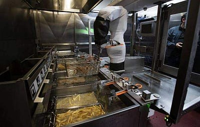 மனிதர்களை மிஞ்சிய ரோபோக்கள்: 'ஃப்ரெஞ்ச் ஃப்ரை' செய்து அசத்தல்!