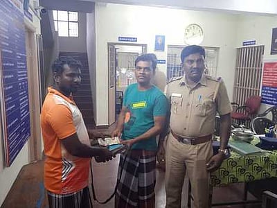 சாலையோரம் கிடந்த பணப் பையை காவல் நிலையத்தில் ஒப்படைத்த தூய்மைப் பணியாளருக்குப் பாராட்டு