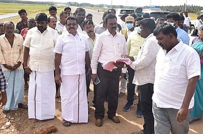 ஒட்டன்சத்திரம் பகுதியில் நான்கு வழிச்சாலைப் பணிகள்: எம்.பி., ஆட்சியா் ஆய்வு