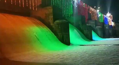 வண்ண விளக்கில் ஜொலித்த ஆழியாறு அணை!