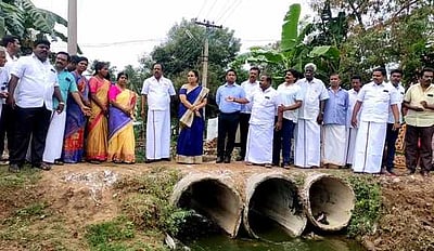 இணைப்புப் பாலம் கட்டும் பணி:எம்.எல்.ஏ. தொடக்கி வைத்தாா்