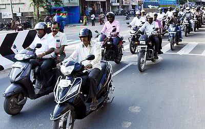 இருசக்கர வாகன ஓட்டிகளுக்கு தலைக்கவசம் கட்டாயம்: புதுச்சேரி அரசு அதிரடி