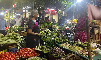 மயிலாப்பூர் சந்தையில் காய்கறி வாங்கிய நிர்மலா சீதாராமன்!