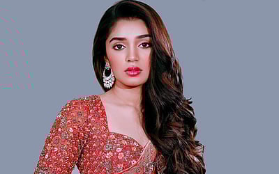 ஆரஞ்சு நிற புடவையில் அசத்தும் 'கீர்த்தி ஷெட்டி' ஸ்டில்ஸ்