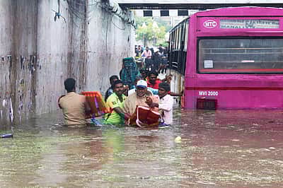 சென்னையில் கொட்டித் தீர்த்த கனமழை - புகைப்படங்கள்