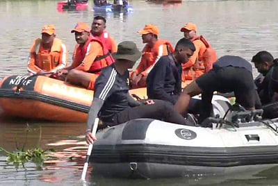 'இன்னும் இருவரைக் காணவில்லை' - தொங்கு பாலம் விபத்தில் மீட்புப்பணி தீவிரம்!