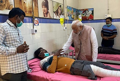 மோர்பி மருத்துவமனையில் பிரதமர் மோடி! காயமடைந்தவர்களுக்கு ஆறுதல் தெரிவித்தார்