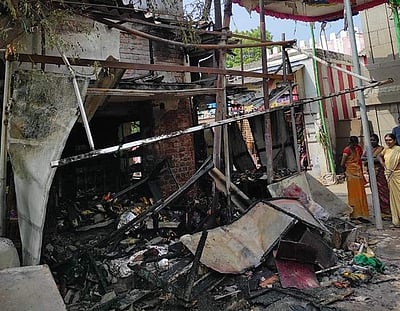 தூத்துக்குடி சிவன் கோயில் அருகே பூஜைப் பொருள் கடையில் தீ: பொருள்கள் நாசம்