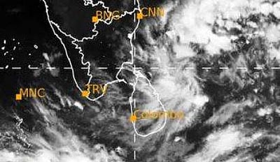 காற்றழுத்த தாழ்வு பகுதி வலுவடைகிறது: வானிலை மையம்