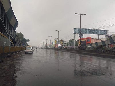 மழைக்கு நிகராக விடிய விடிய உழைத்த மாநகராட்சி ஊழியர்கள்: தண்ணீர் தேங்காததால் மக்கள் மகிழ்ச்சி