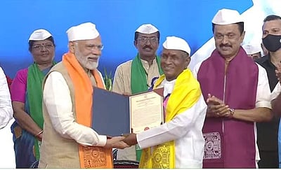 உமையாள்புரம் சிவராமன், இளையராஜாவுக்கு கெளரவ டாக்டா் பட்டம்: பிரதமா் மோடி வழங்கினார்