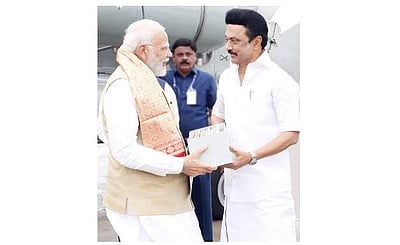 பிரதமர் மோடிக்கு பொன்னியின் செல்வன் நாவல் வழங்கிய முதல்வர்