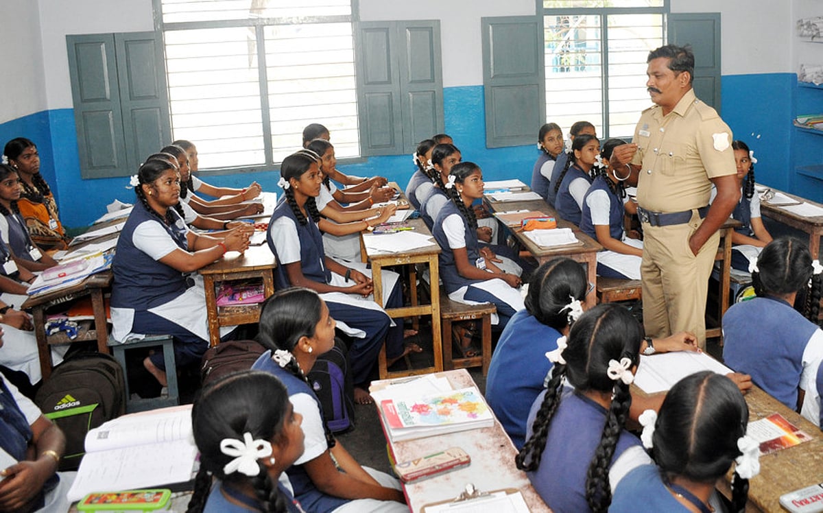 பள்ளி மாணவா்களிடையே போதைப் பழக்கத்தைக் கட்டுப்படுத்த புதுமுயற்சி: 134 காவலா்களை நியமித்து கண்காணிப்பு