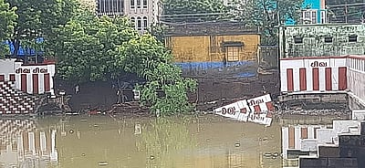 சிதம்பரம் கோயில் குளம் தடுப்புச் சுவர் இடிந்து விழுந்தது!