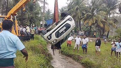 ஈரோடு சிவகிரி அருகே கார் கவிழ்ந்த விபத்தில் நீரில் மூழ்கி ஒருவர் பலி