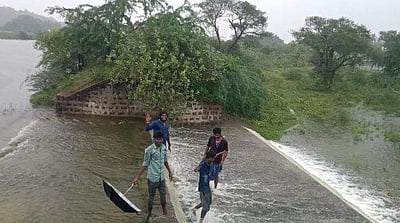 நிரம்பி வழிந்த வீரகனூர் ஏரி! மேலும் 2 ஏரிகள் நிரம்ப வாய்ப்பு