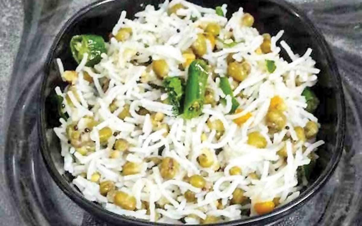 முளை கட்டிய பயறு இடியாப்பம்