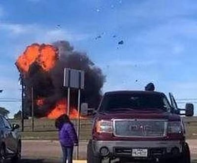 அமெரிக்காவின் டெக்சாஸில்  2 போர் விமானங்கள் நேருக்கு நேர் மோதி விபத்து!